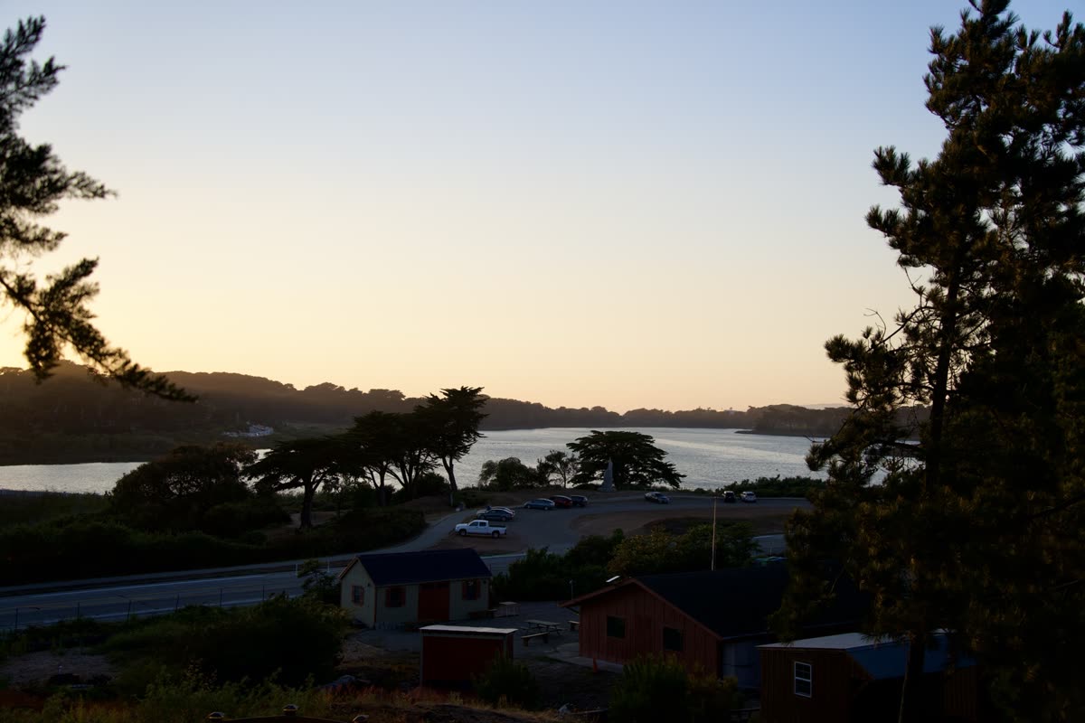 夕陽下的海岸、松樹與遠方山稜